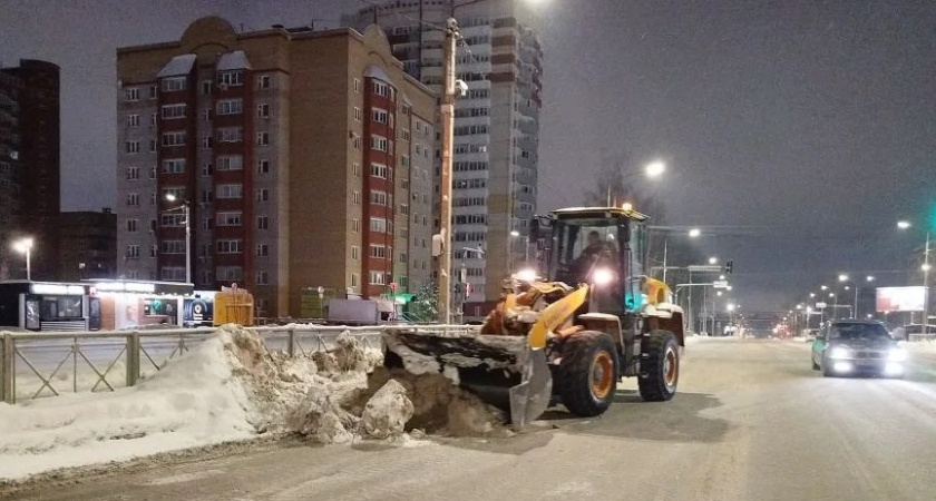 В Кирове уберут снег с 35 участков: в мэрии просят не парковать машины