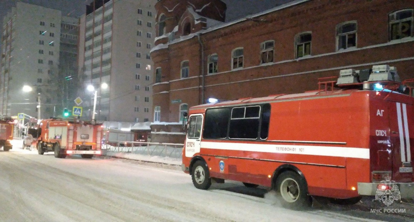 В Кирове 24 спасателя тушили ранее горевший дом на улице Владимирской 