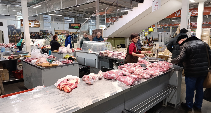 В кировские магазины завезли сотни килограммов мяса с липовым сроком годности