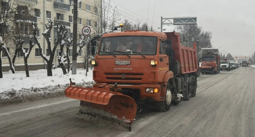Власти Кирова велели подрядчикам вывести на дороги всю снегоуборочную технику
