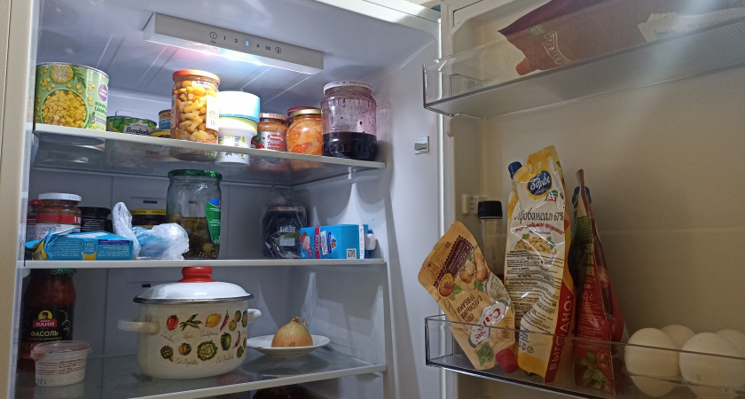 Стакан с солью в холодильник - и проблем больше нет: классный и простой лайфхак для ленивых хозяек