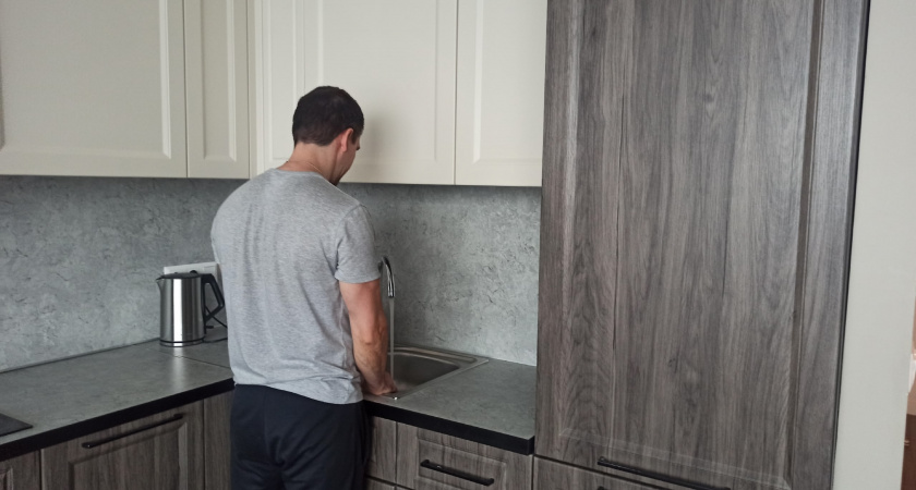 50 мл на 0,5 л. - и кухонные шкафчики как новые: от жирных пятен и разводов не осталось и следа - сияют даже в темноте