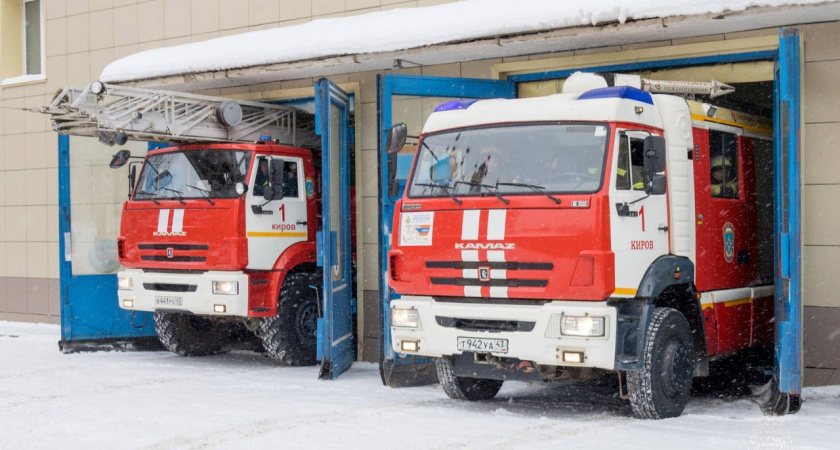 В Кирове тушили вспыхнувшую баню
