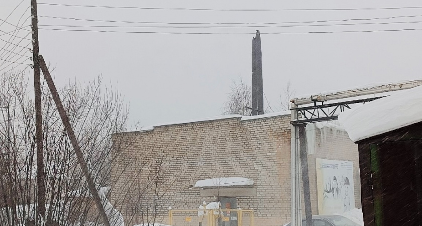 Порывы ветра переломили трубу котельной в Котельниче