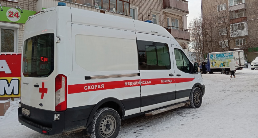 Под Вятскими Полянами автобус сбил двух человек: мужчина погиб, девушка ранена