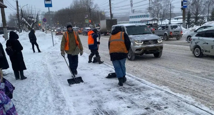 Кировские дорожники очищают улицы в условиях затяжного снегопада и порывов ветра