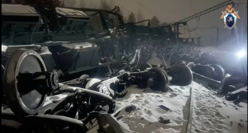 300 сотрудников РЖД восстанавливают 900 метров железнодорожного полотна: что стало причиной схода грузового поезда под Кировом?