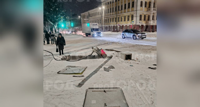 Водитель немецкого премиального авто снес светофор в центре Кирова и скрылся: нарушителя ищут