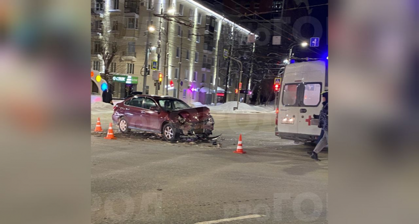 В Кирове иномарка не пропустила скорую со спецсигналами: есть пострадавшие