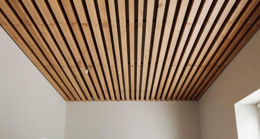 Как монтажник с опытом, я против натяжных потолков - вот почему. Предлагаю 4 достойные замены для трендового ремонта