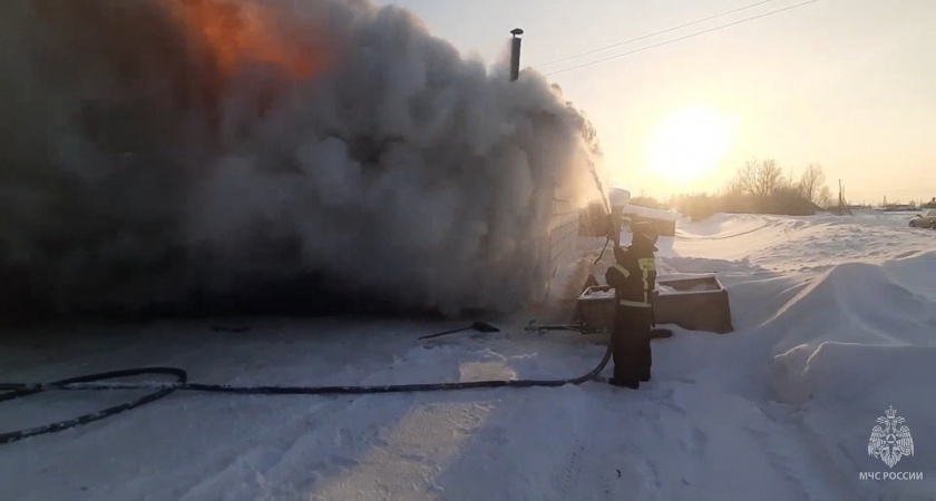 В Орловском районе автолюбитель спалил машину, устроив мощный пожар в гараже