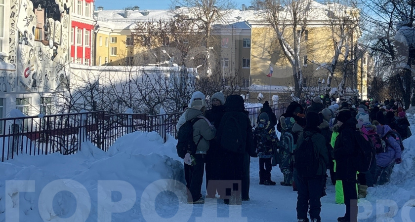 В Кирове эвакуировали две школы и торговый центр, прибыли экстренные службы