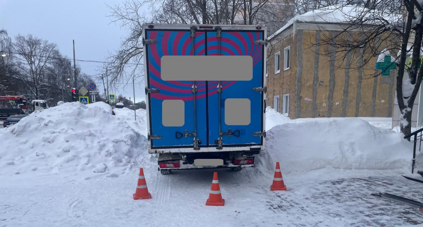 В Кирове юноша на фургоне задним ходом ехал по тротуару и сбил бабушку