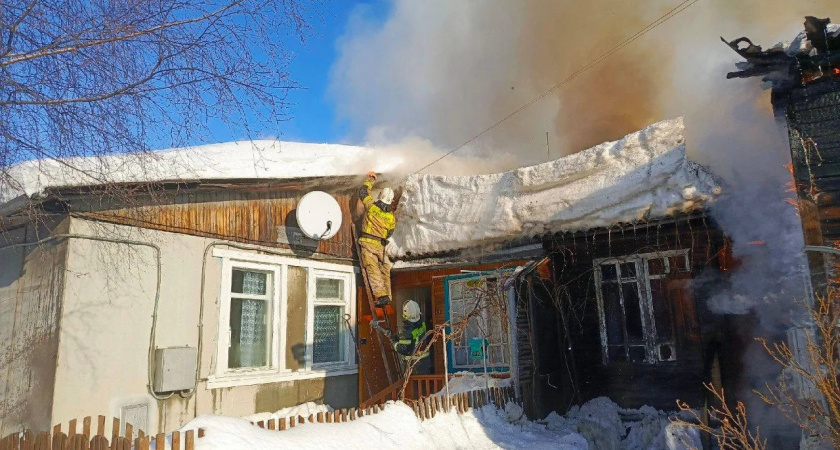 Спасатели эвакуировали трех жильцов из объятого пламенем дома в Котельниче