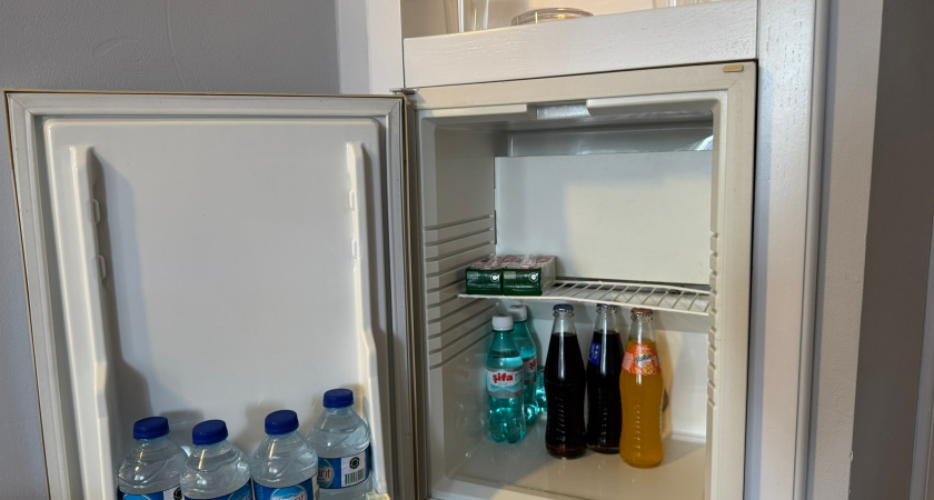 Вставьте лист бумаги в дверцу: холодильник прослужит дольше, продукты меньше портятся - подсказал опытный мастер