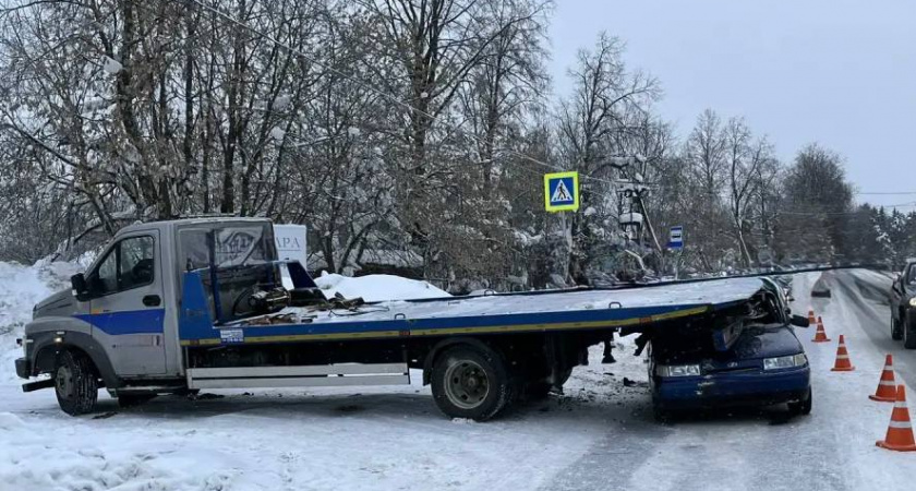 В Кирове женщина за рулем "одиннадцатой" влетела под эвакуатор
