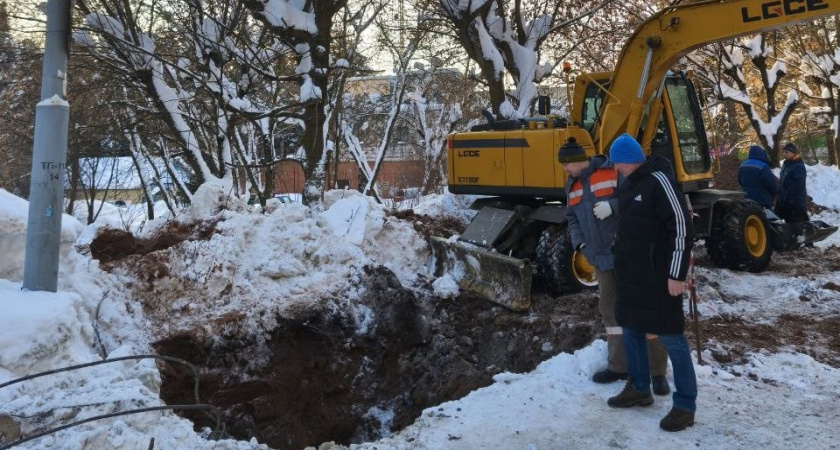 В Кирово-Чепецке для устранения неполадки на водоводе гидромолотом вскрыли дорогу