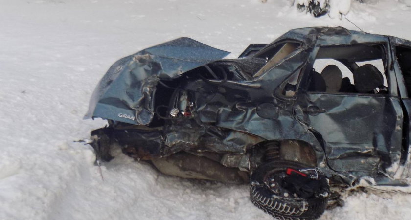 На федеральной трассе под Кировом грузовик раздавил отечественную легковушку