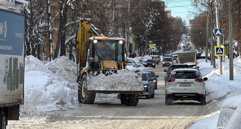 Власти Кирова отправили дорожников убирать накат на второстепенных улицах