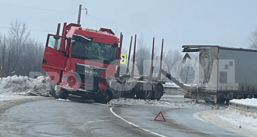Под Кирово-Чепецком ограничили движение по трассе из-за крупного ДТП с лесовозом