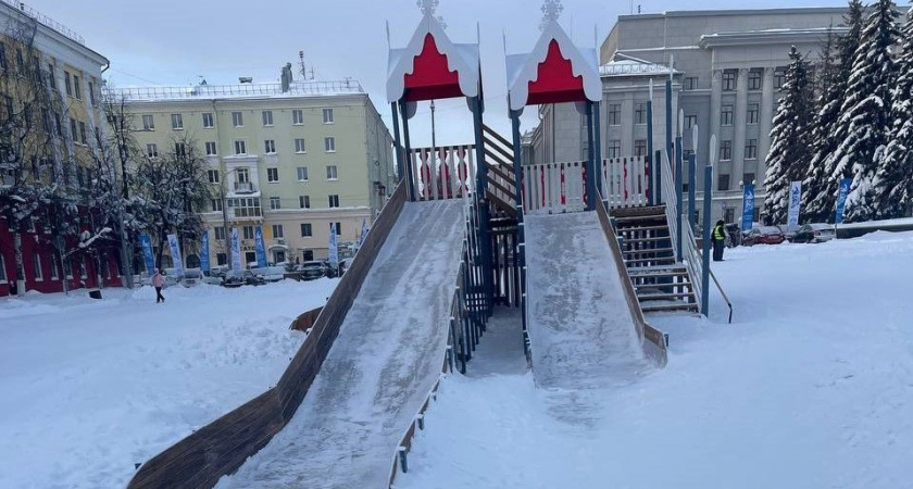 В мэрии ответили кировчанам, недовольным состоянием горок на Театральной площади