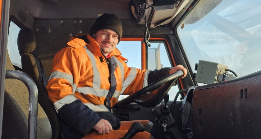 "В снегопады на улицах города работает до 70 единиц техники": как проходит смена кировского водителя снегоуборщика