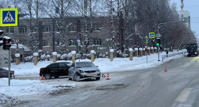 Иномарка с девушкой за рулем попала в ДТП на улице Ивана Попова в Кирове