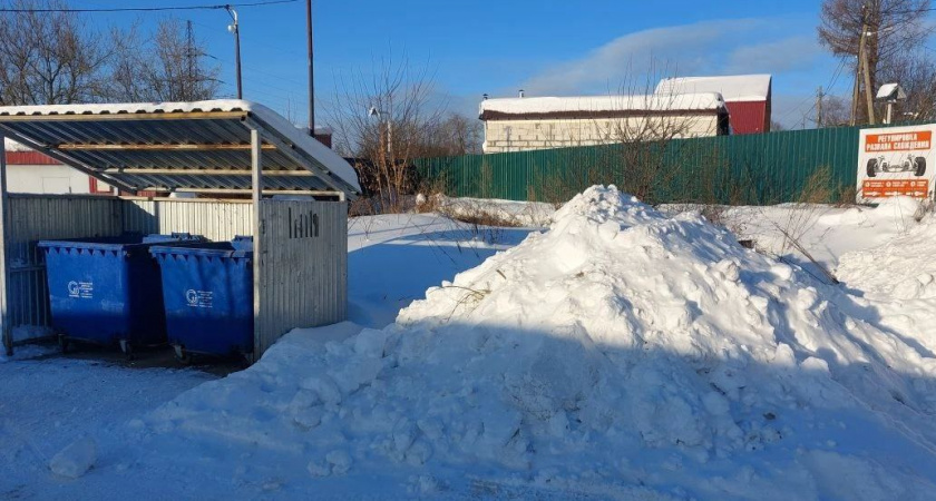 Горы снега на тепловых камерах мешают обслуживать теплосети