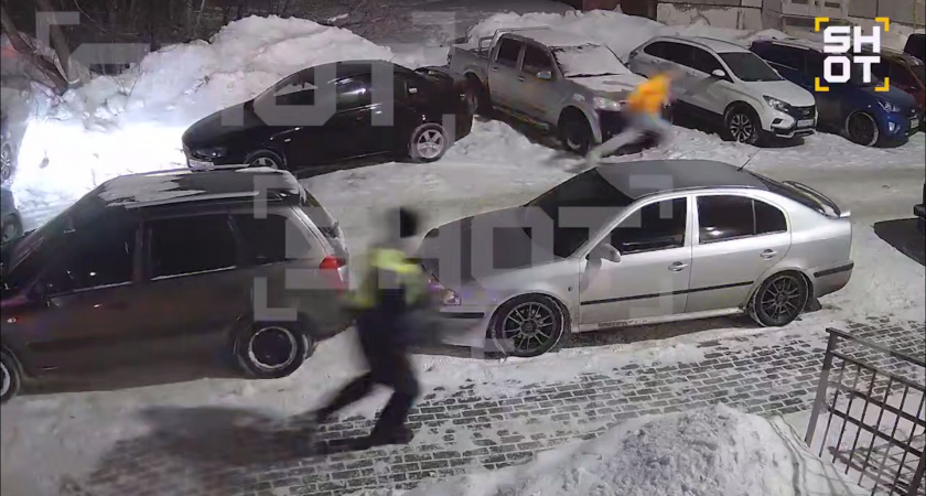 Полураздетый 17-летний кировчанин выбежал из чужого авто, испугавшись экипаж ДПС