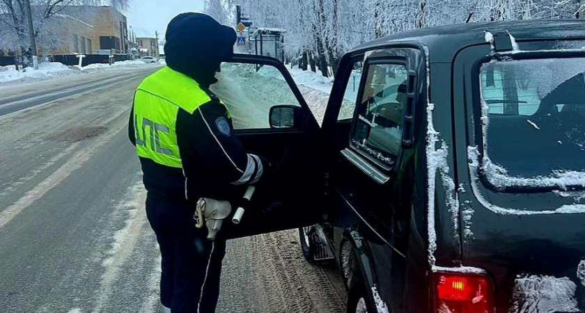 В ГАИ ответили - должен ли водитель выходить к инспектору, когда его остановили: или допускается просто опустить окно
