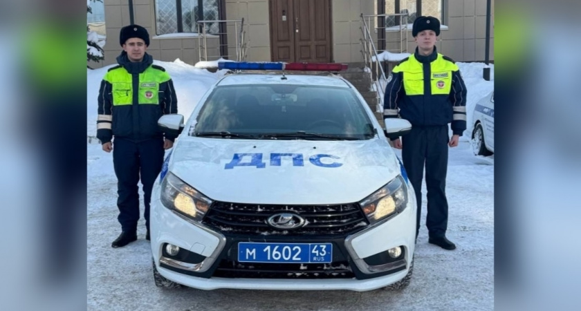 Два лейтенанта полиции спасли под Кировом девушку-водителя, вылетевшую в кювет