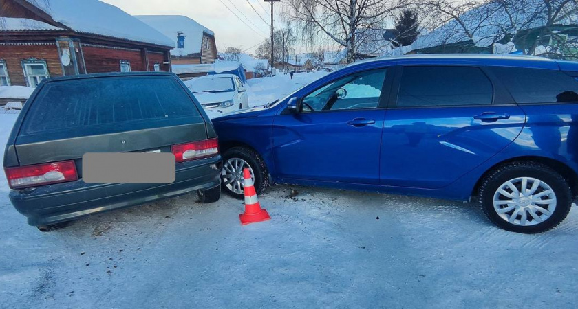 Девушка и пенсионерка получили травмы в аварии на улице Панфиловской в Кирове