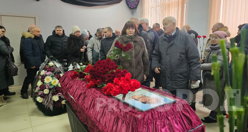 "Ушел на СВО после смерти мамы": близкие и коллеги со слезами прощались с экс-редактором "Вятского края"