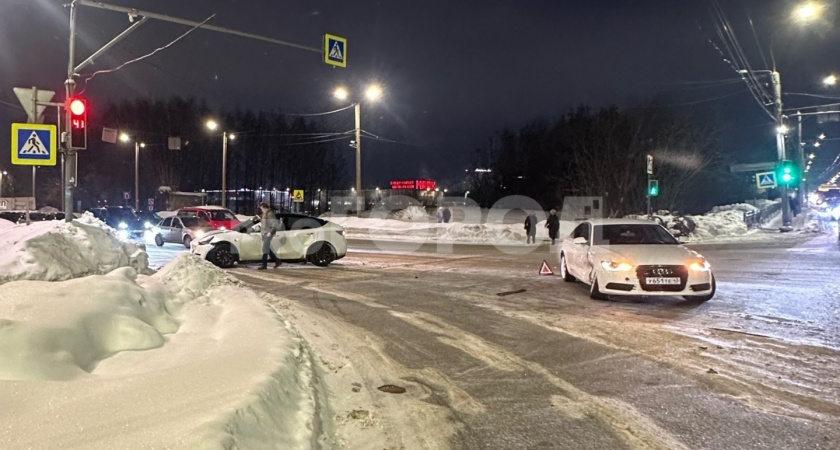 В Кирове участник "люксового" ДТП с электромобилем Tesla ищет свидетелей аварии