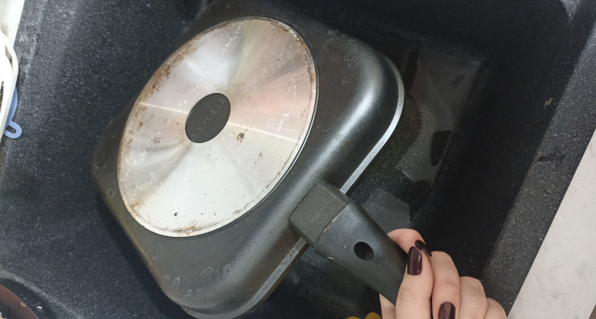 Кладу сковороду в полиэтиленовый пакет, и гарь отлетает в один миг - любуюсь отражением