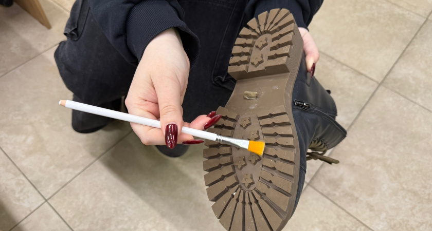 2 раза махнула кисточкой по подошве - и ботинки не скользят даже на катке: классный лайфхак