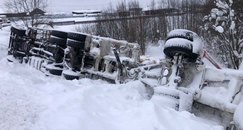 Под Кировом груженый лесовоз свалился в кювет, пытаясь объехать пост контроля