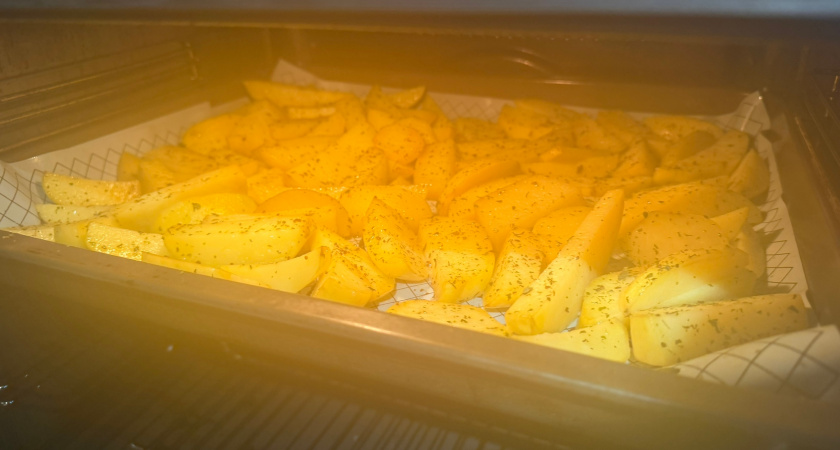 Больше не варю картошку, свеклу и морковь на салаты: друг повар показал, как они у себя в ресторане делают - намного вкуснее и проще