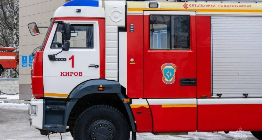 В Кирове восемь пожарных тушили огонь на Ленина