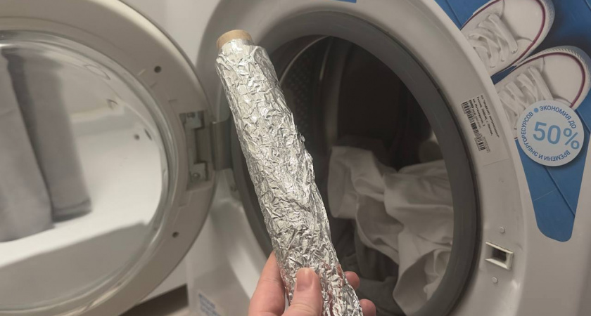 Бросьте фольгу в стиральную машинку — узнала, что всю жизнь стирала неправильно. Теперь всё сияет даже без порошка