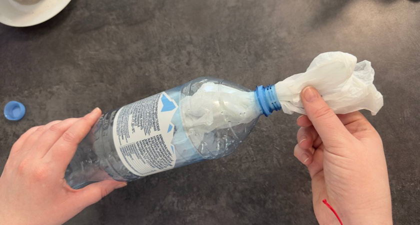 Для чего опытные хозяйки засовывают пакет в бутылку и натирают окна маслом: 11 секретов чистоты