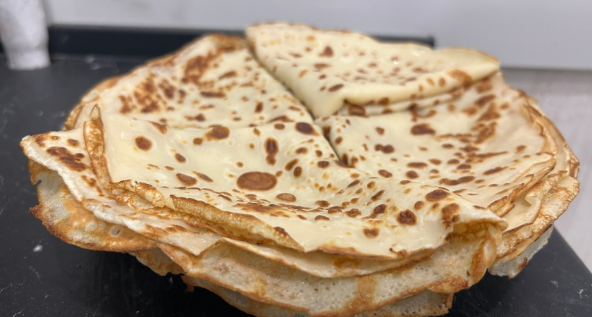 Тоньше бумаги, ажурные, с дырочками: очень простой рецепт блинов на Масленицу (без соды и дрожжей)