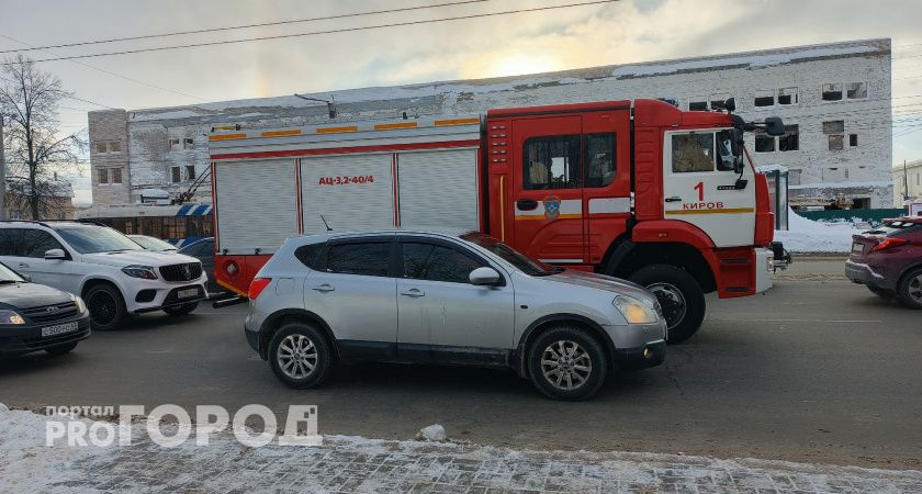 Смертельный пожар и более десятка аварий: кировские спасатели за сутки выезжали на 17 ЧП 