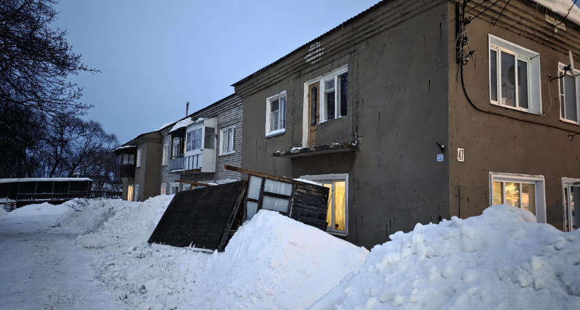 В Кировской области под давлением снега обрушился балкон жилого дома
