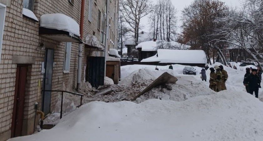 В Яранске обрушилась крыша и стена жилого дома: жильцов эвакуируют