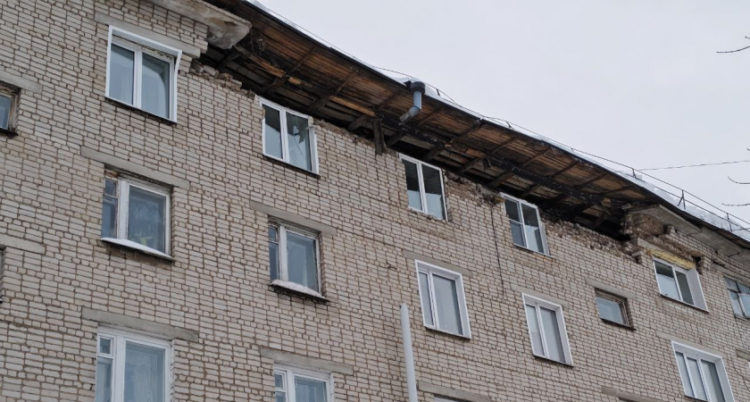 "Пять лет жаловались в "управляйку" на сгнившие балки крыши": жители Яранска о причине обрушения крыши и стены дома