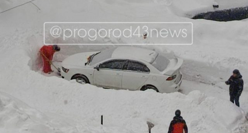 "Киров превратился в Камчатку": горожане роют тоннели, чтобы откопать машины