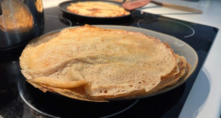 Блины на молоке больше не жалую - беру 50 гр "секретного" продукта: получается такая вкуснятина, гости сметают со стола