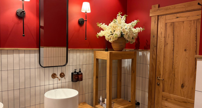 Неприятный запах в туалете исчезает за секунды: старый трюк сантехника работает лучше освежителя