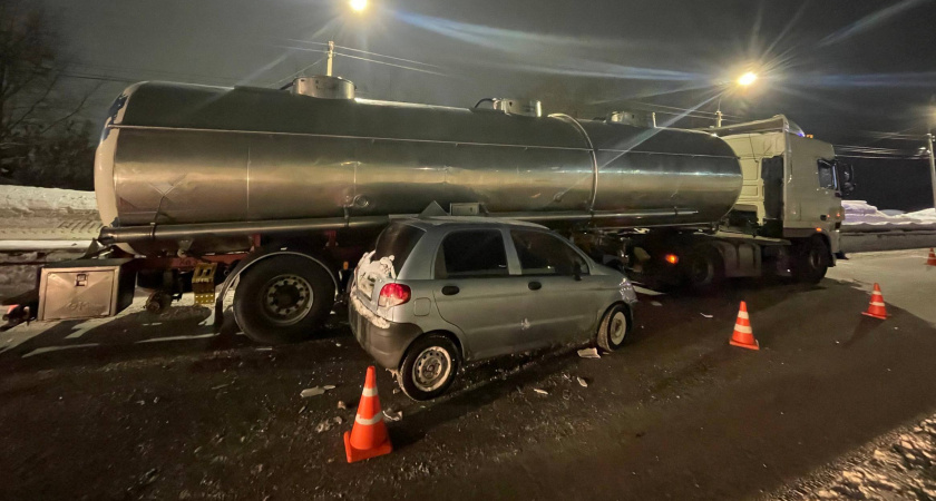 В Кирове девушка на малолитражке попала под автоцистерну и получила травмы